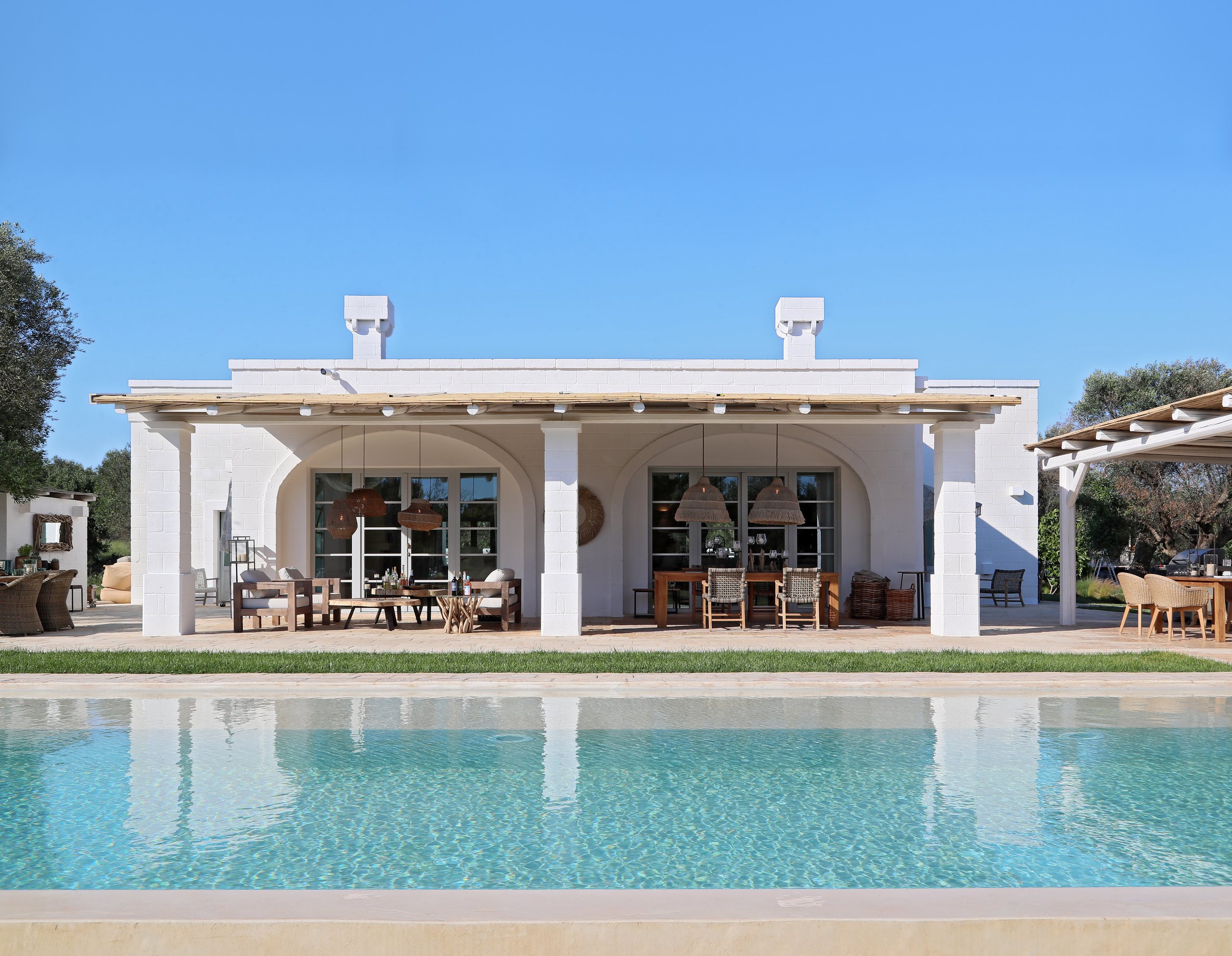 Weiße Villa mit Pool, Terrasse mit WMG-Möbeln